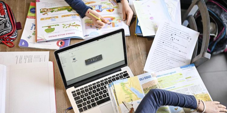 Tutta Italia zona rossa e arancione, 8 studenti su 10 in Dad