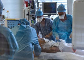 Covid, Bassetti: “Iniziata terza ondata, temo farà male”