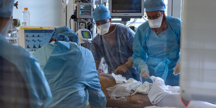 Covid, Bassetti: “Iniziata terza ondata, temo farà male”