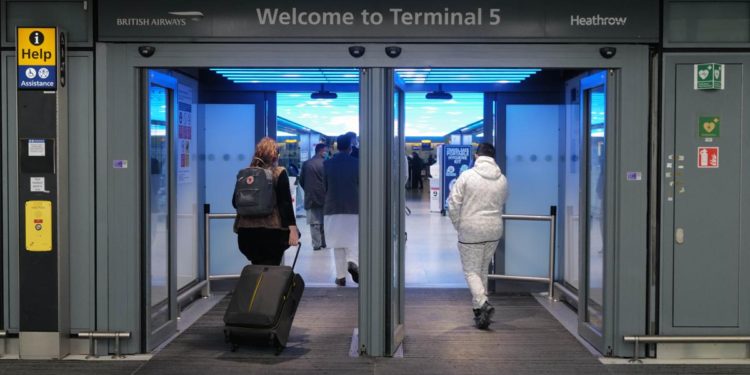 Covid, Gb vieta vacanze all’estero: maxi-multe a chi parte