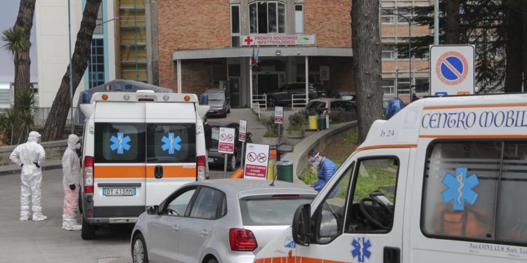 Campania zona rossa, 2.644 nuovi contagi e 29 morti: bollettino