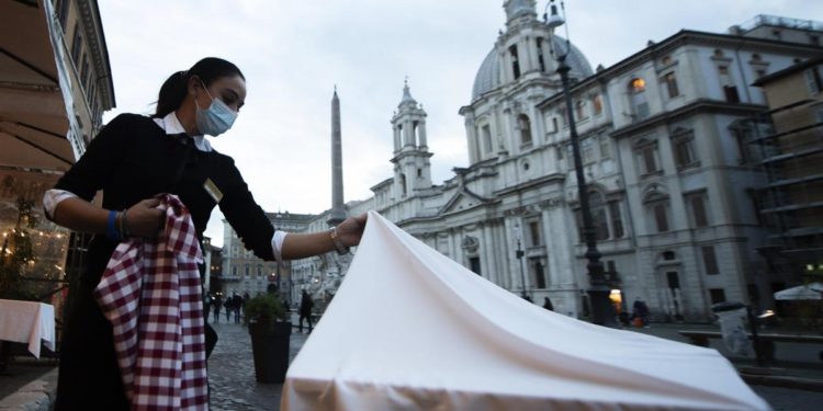 Roma, “fino a giugno tavolini all’aperto gratuiti per ristoranti e locali”