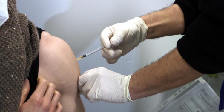 Covid, “anticorpi in 98,2% sanitari vaccinati”: lo studio del Niguarda