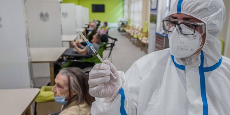 Nuovo piano vaccinale Covid, c’è attesa: le novità