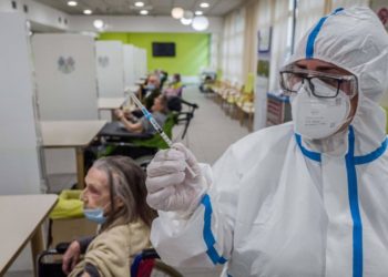 Vaccini Covid, Oms: “Pochi eventi gravi su milioni di vaccinati”