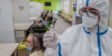 Vaccini Covid, Oms: “Pochi eventi gravi su milioni di vaccinati”