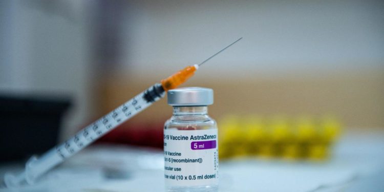 AstraZeneca ritarda consegna vaccino, Ue in pressing