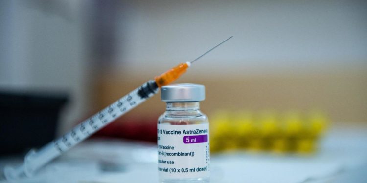 Vaccino AstraZeneca, in Germania solo a over 60