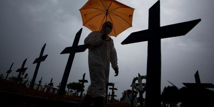 Covid Brasile, 3.251 morti in un giorno: mai così tanti