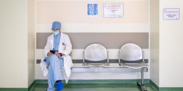 Ordine infermieri: “No a vaccino incompatibile con assistenza”