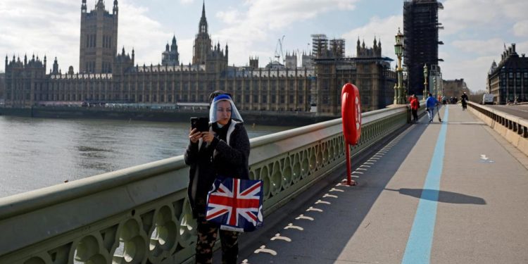 Covid Gb, oggi 6.397 contagi e 63 morti