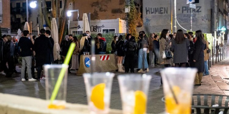Lombardia zona rossa, folla in centro e sui Navigli a Milano