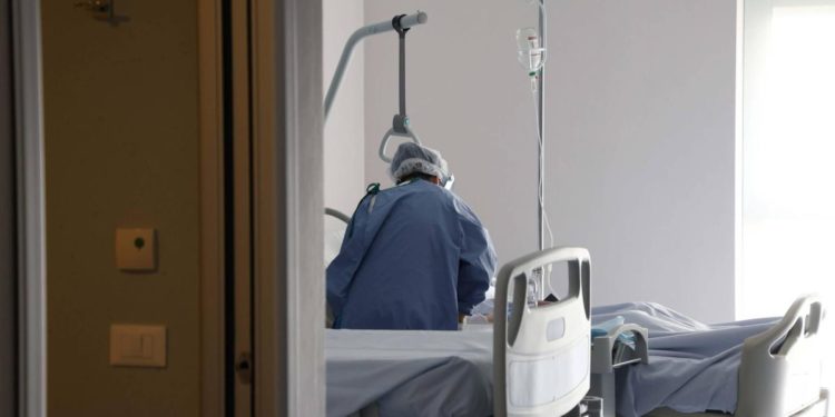 Covid Lazio, oggi 1.175 contagi e 22 morti: bollettino. Roma sotto 500 casi