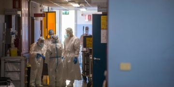 Covid Italia, ricoveri in aumento: 9 regioni sopra soglia critica