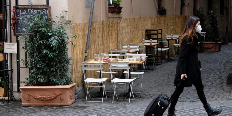 Zona rossa, regole weekend e spostamenti: cosa può cambiare venerdì