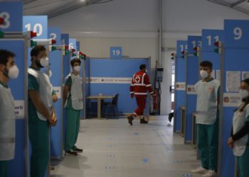 AstraZeneca sospeso in Italia, regioni bloccano vaccinazioni