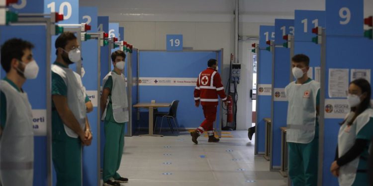 AstraZeneca sospeso in Italia, regioni bloccano vaccinazioni