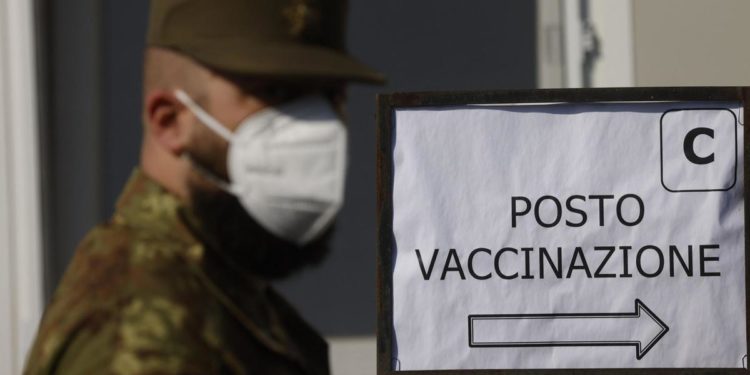 AstraZeneca “sicuro”, regioni pronte a ripartire con vaccinazioni