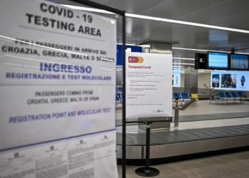 Viaggi all’estero covid, Bonaccini: “Assurda anomalia”