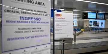 Viaggi all’estero covid, Bonaccini: “Assurda anomalia”