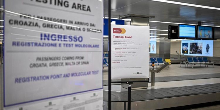 Viaggi all’estero covid, Bonaccini: “Assurda anomalia”