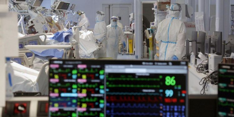 Covid Italia, 100mila morti. Zona rossa, coprifuoco, lockdown: verso stretta