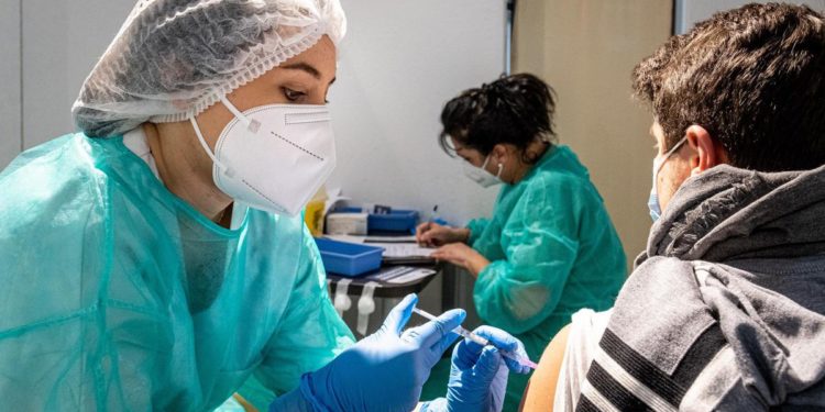 Covid, Pregliasco: “Estate più serena con 20-30% vaccinati”