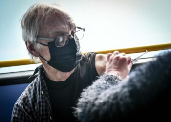 Covid, lo studio: meno contagioso chi si infetta dopo vaccino