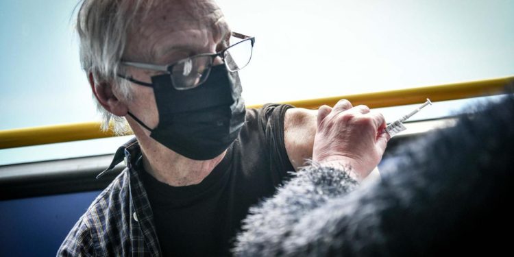 Covid, lo studio: meno contagioso chi si infetta dopo vaccino