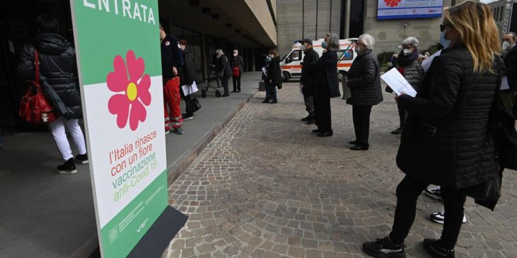 Covid, Figliuolo: “Puntiamo a chiudere campagna vaccini entro l’estate”