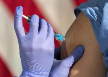 Covid, Burioni: “Siero vaccinati neutralizza variante Sudafrica”