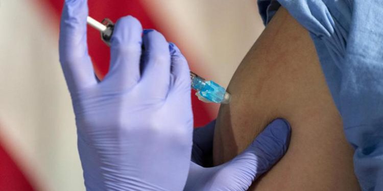 Covid, Burioni: “Siero vaccinati neutralizza variante Sudafrica”