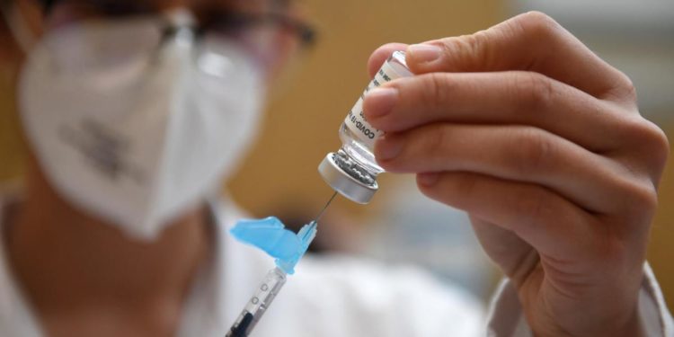 Vaccino AstraZeneca, Palù: “Non ci sono rischi”