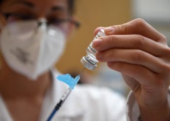 AstraZeneca, Palù: “Ema valuta se serve cautela per alcuni soggetti”