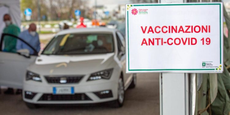 Covid, vaccinare chi passa? Asl: “Non venite, rischio assembramenti”