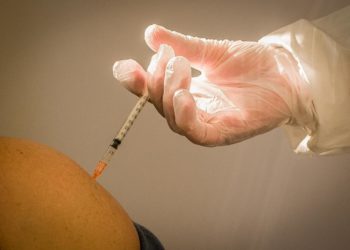 AstraZeneca, dal 62% italiani ok vaccino anche dopo caso: sondaggio Emg/Adnkronos