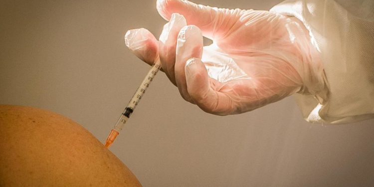 AstraZeneca, dal 62% italiani ok vaccino anche dopo caso: sondaggio Emg/Adnkronos