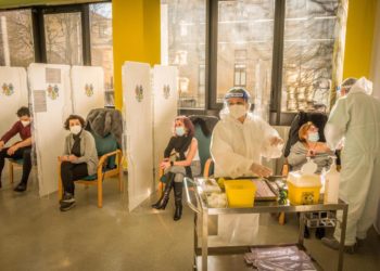 Vaccino Covid, l’immunologo: “Ecco le possibili reazioni”