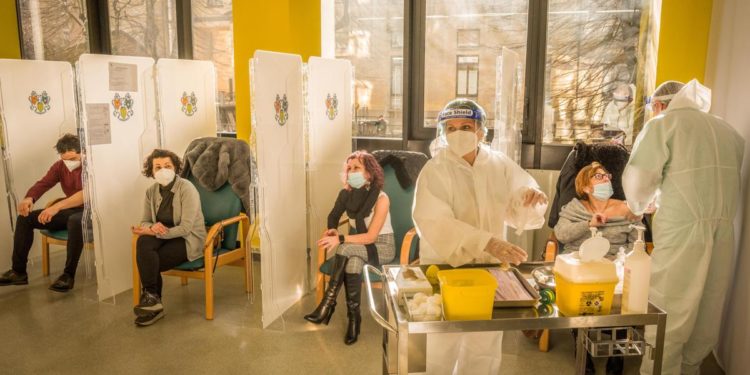 Vaccino Covid, “Italia 25esima in Ue su prime dosi”