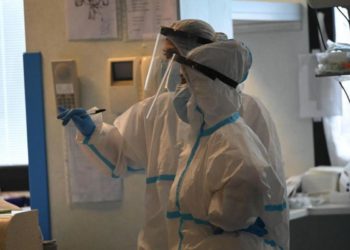 Covid, Crisanti: “Impossibile eliminarlo, agire su letalità e varianti”