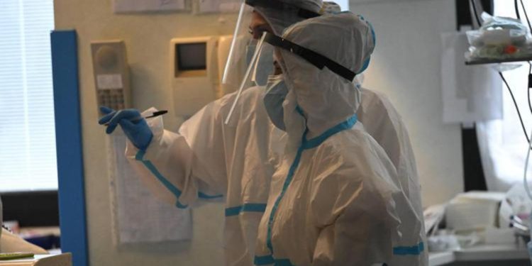 Covid, Crisanti: “Impossibile eliminarlo, agire su letalità e varianti”