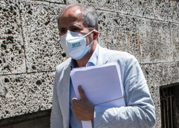 Crisanti: “Mi farei vaccino AstraZeneca oggi”