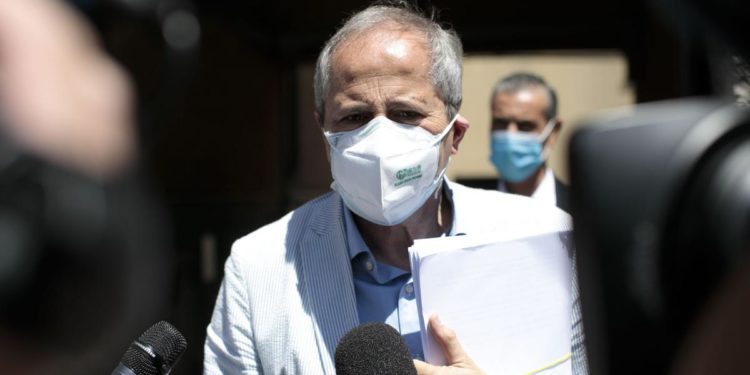 AstraZeneca, Crisanti: “Stop? Reazione di panico della politica”