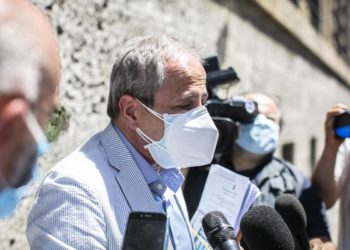 Covid Italia, Crisanti: “Troppi morti rispetto ai contagi”