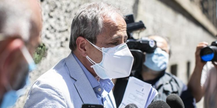 Covid Italia, Crisanti: “Troppi morti rispetto ai contagi”