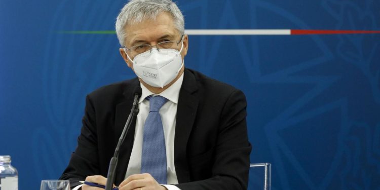 Italia zona rossa, Franco: “Allentamento restrizioni dopo Pasqua”