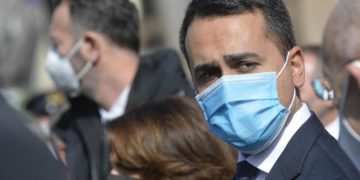 Covid, Di Maio: “Sconsigliamo viaggi all’estero”
