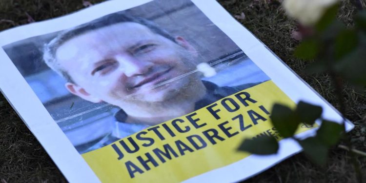 Iran, la moglie di Djalali: “Situazione grave, venga rilasciato”