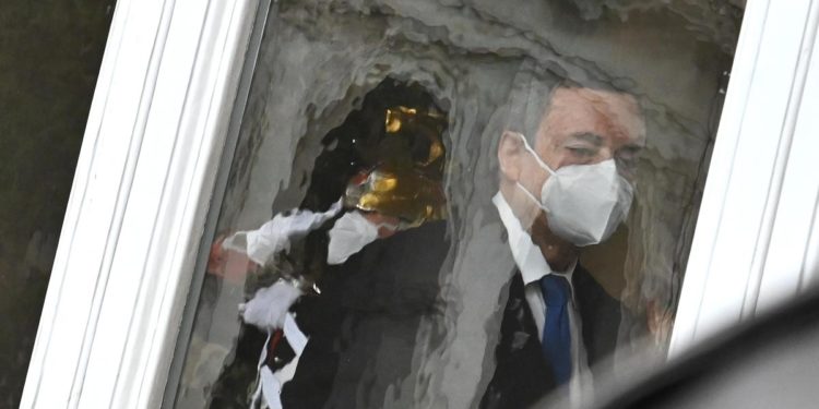 Draghi lima nuovo Dpcm e prepara battaglia vaccini
