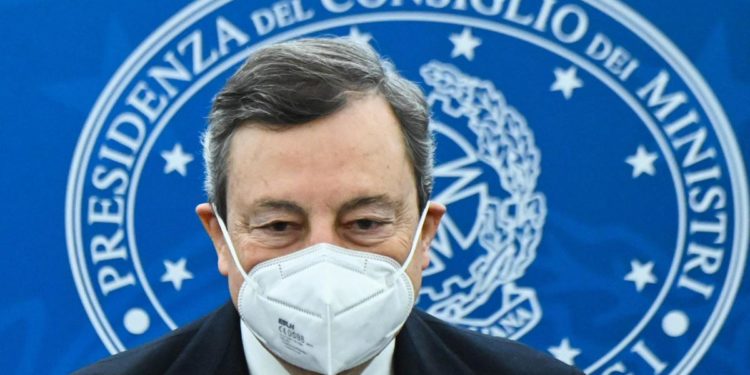 Covid, Draghi: “Mi vaccinerò presto con AstraZeneca”